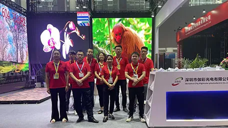 Group photo of highcolor exhibition attendees